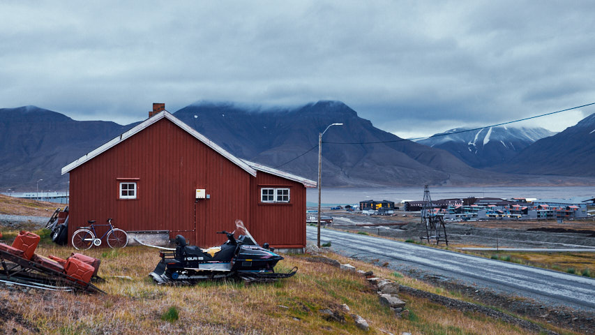 Snowmobile infront of a house above Longyearbyen