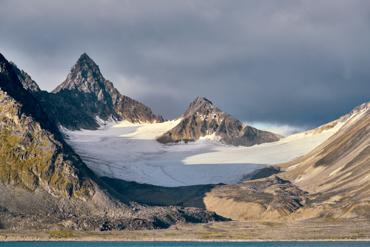 Reuschhalvøya, Magdalenenfjorden