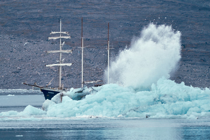 Collapsing Iceberg, Liefdefjorden